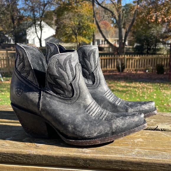 Ariat Hazel Sz 7.5 Women's Distressed Black Ankle Booties - Picture 7 of 16